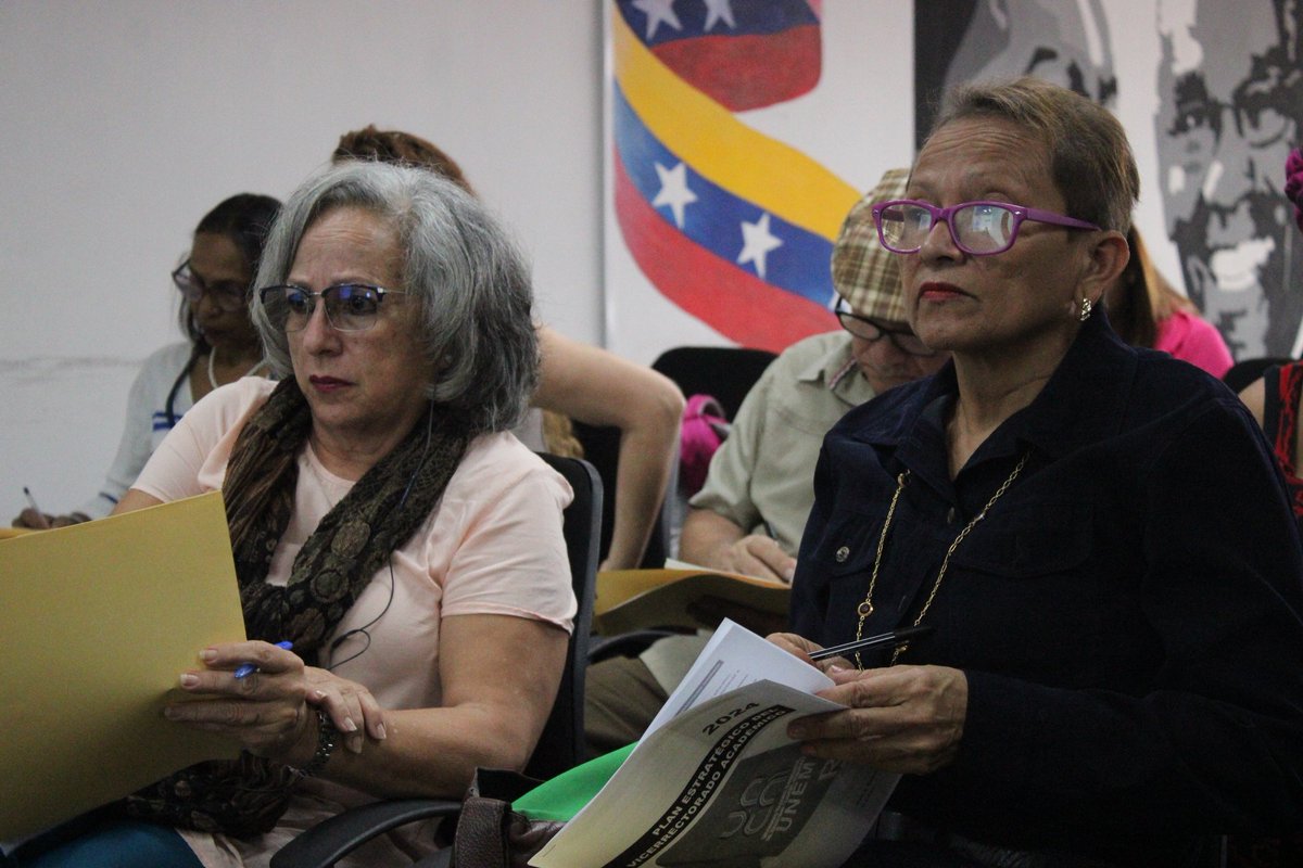#Ahora🔊|| Desde las instalaciones del Salón Fernanda Bolaños del #CNAE en el @MPPEDUCACION, damos inicio al Consejo Academico Nacional de la #UNEM en el marco en la restructuración del Vicerrectorado Académico.
#NicoCuadraConmigo
<a href="/NicolasMaduro/">Nicolás Maduro</a>
<a href="/_LaAvanzadora/">Yelitze Santaella</a>
<a href="/sandraoblitasr/">Sandra Oblitas Ruzza</a>