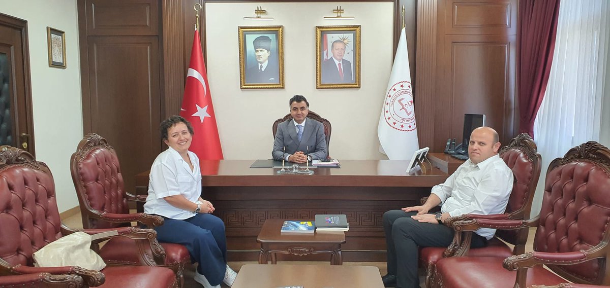 Ordu_MEM's tweet photo. Türkçe Kitap Yazım Komisyonu İl Koordinatörü Esen Bayram Genç, İl Millî Eğitim Müdürümüz Sayın Mehmet Fatih Vargeloğlu'nu ziyaret ederek Bakanlığımızın yeni müfredat programına göre hazırlanan ve Talim ve Terbiye Kurulu Başkanlığına sunulan, 2024-2025 Eğitim Öğretim Yılı'nda ülke genelinde ücretsiz ders kitabı uygulaması kapsamında dağıtımı yapılacak Türkçe-5 Ders Kitabı hakkında bilgi verdi.

#eğitimkentiORDU 
#Ordu 

@tcmeb @Yusuf__Tekin @TCOrduValiligi @mhilmiguler @mfvargeloglu