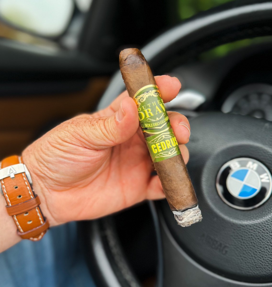 stogiedad's tweet photo. Getting the heck out of Metro Atlanta before all of this traffic hits…just fired up a @sdcigars #Cedrus for the ride back to the ‘burbs.  It’s a good one!  #nowsmoking #BOTL #CigarLife #watchoftheday #Anonimo #SouthernDraw https://t.co/nJfT1YffE5