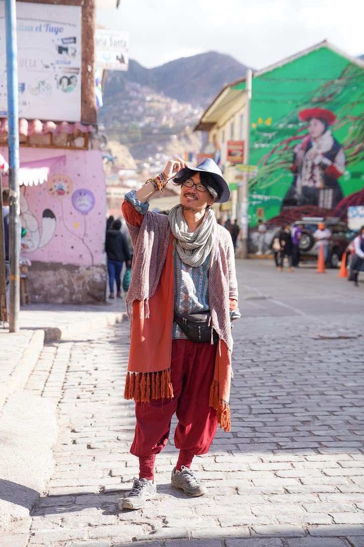 ペルーのラパスで🇵🇪中南米で働く青年海外協力隊の皆さんと出会った。

エルサルバドル、ボリビア、コロンビア、ペルーでみんな色んな仕事してる。
博物館、サッカー指導、エンジニア教育など。

たのもしい日本のみんなの話を聞け面白かったです。

2枚目は絵を売りながら３年旅してる旅人友達🤝