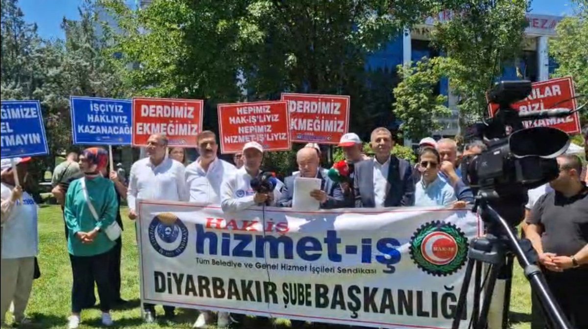 hizmetissendika's tweet photo. DİYARBAKIR’DA ÜYEMİZ EMEKÇİLERİN HAKSIZ VE HUKUKSUZCA İŞTEN ÇIKARILMASINA ASLA BOYUN EĞMEYECEĞİZ

Diyarbakır’da 31 Mart Yerel Seçimlerinin ardından üyemiz 308 emekçinin DEM Partili belediyeler tarafından haksız ve hukuksuzca işten çıkarılmasını basın açıklaması ile protesto ettik.

Haberin detayları👇
https://t.co/kiBGoLBWBs