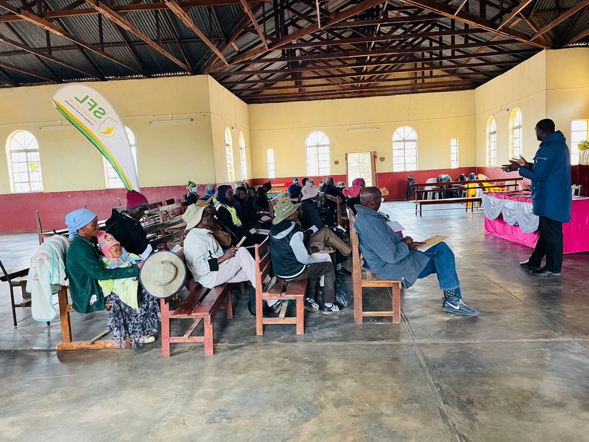 SNVZimbabwe's tweet photo. "Catalysing partnerships".  Sesame farmers in Masvingo district under the @UsaidZimbabwe  &amp; @WFP_Zimbabwe supported Zambuko project learned about export market requirements from @ZimTradeAlerts to prepare them for export through Sesame For Life. https://t.co/FBLODPUUY1