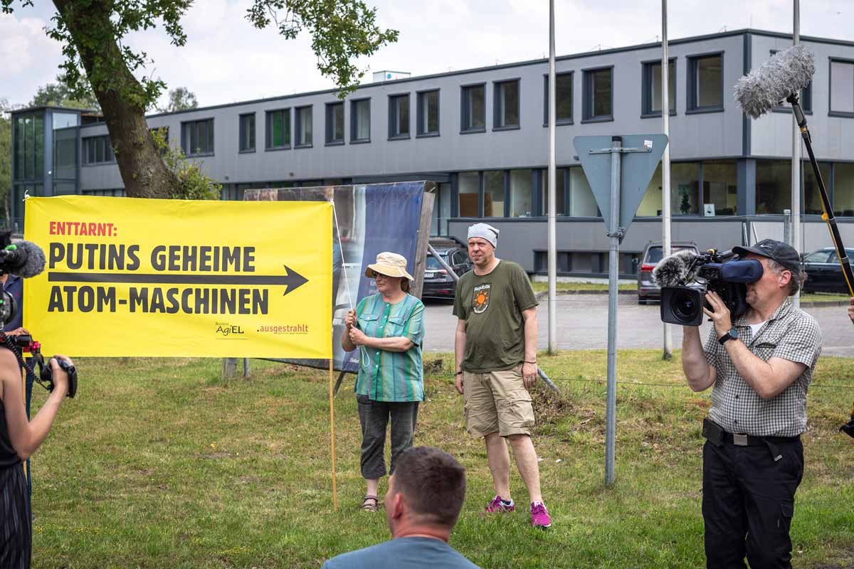 ausgestrahlt's tweet image. #Putin*s geheime Atom-Maschinen enttarnt: Offenbar hat #Framatome mit #Rosatom-Mitarbeitern atomare Anlagen in einem ehemaligen Möbelhaus in #Lingen aufgebaut und getestet. Zur Pressemitteilung:

ausgestrahlt.de/presse/uebersi…

#Russland #Atomkraft #AntiAtom