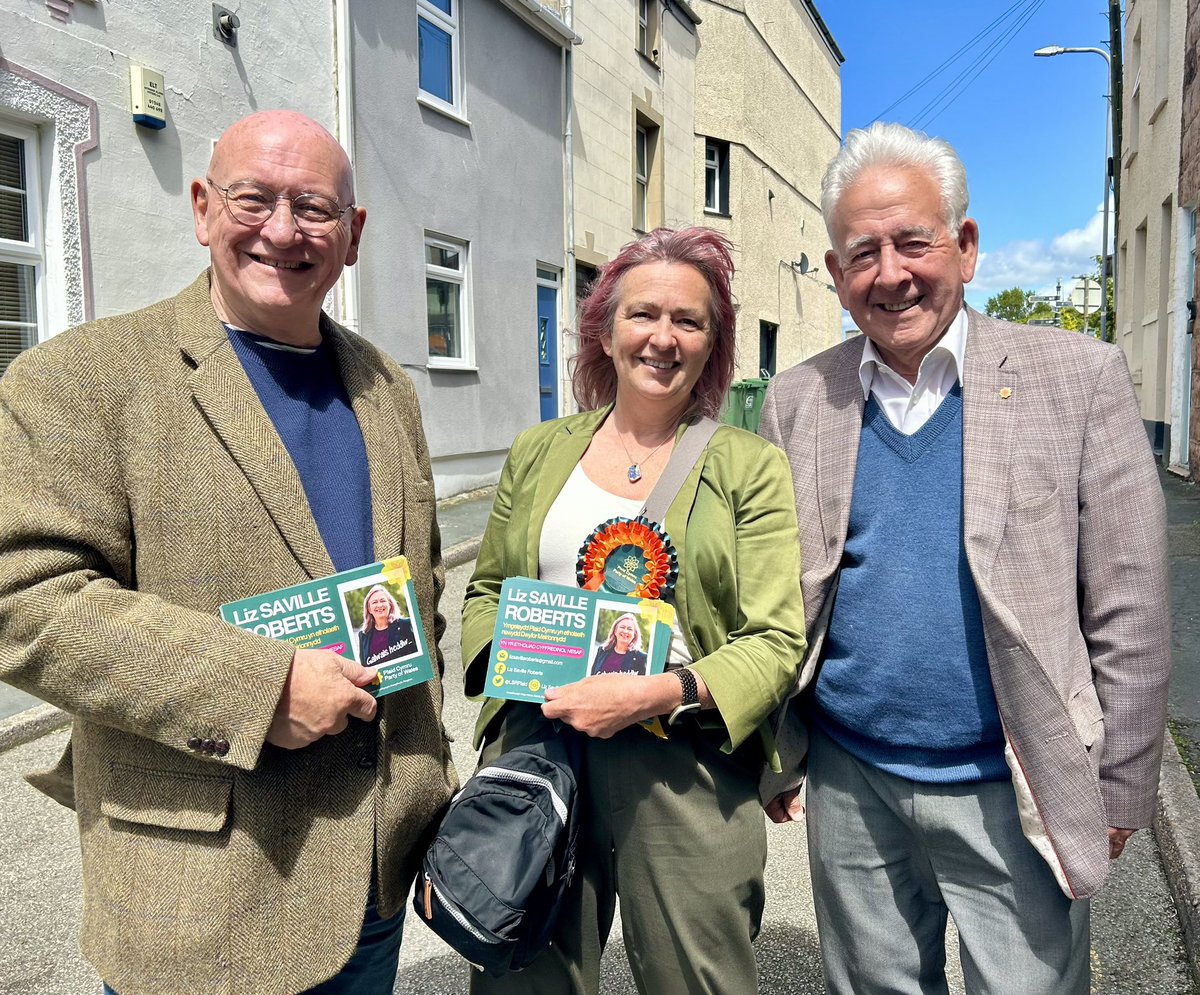 Liz Saville Roberts AS/MP (@lsrplaid) on Twitter photo Canvassing the streets of #Caernarfon with two of <a href="/Plaid_Cymru/">Plaid Cymru 🏴</a>’s finest! Thank you <a href="/HywelPlaidCymru/">Hywel Williams</a> <a href="/Dafydd_Wigley/">Dafydd Wigley</a> for your dedication and years of service to the town and to #Wales
#GeneralElection2024 💚💛🏴🏴 Canvassing the streets of #Caernarfon with two of <a href="/Plaid_Cymru/">Plaid Cymru 🏴</a>’s finest! Thank you <a href="/HywelPlaidCymru/">Hywel Williams</a> <a href="/Dafydd_Wigley/">Dafydd Wigley</a> for your dedication and years of service to the town and to #Wales
#GeneralElection2024 💚💛🏴🏴