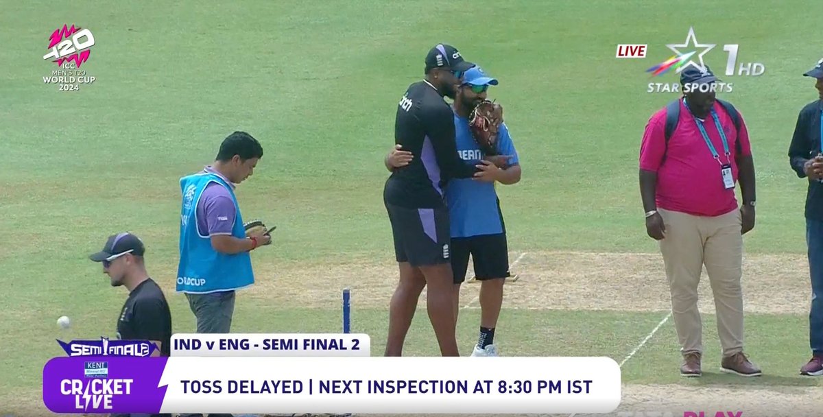 CricCrazyJohns's tweet image. Rohit 🤝 Pollard. 

- Two Greats of Mumbai Indians.