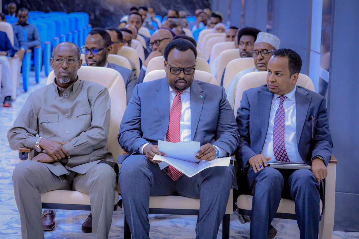 NagaadProject's tweet photo. 1/4 The Deputy PM of FGS 🇸🇴 H.E @SalahJama accompanied by the @Mpwr_Somalia  @AbdisalamDhaay today launched Mogadishu Trunk Drainage lines Detailed Engineering Design. He underscored FGS commitment to coordinated approach in supporting public service delivery of local gov’ts https://t.co/GiPyz7TLHT