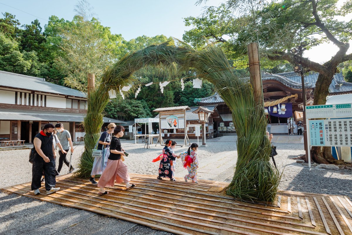 En ce moment, on remarque dans plein de sanctuaires la présence d'un grand anneau tressé : c'est pour Nagoshi no Harae, le rituel de purification de mi-année qui a lieu le 30 juin ⛩️
Je vous propose d'en savoir plus et de découvrir les lieux qui proposent des festivals à cette