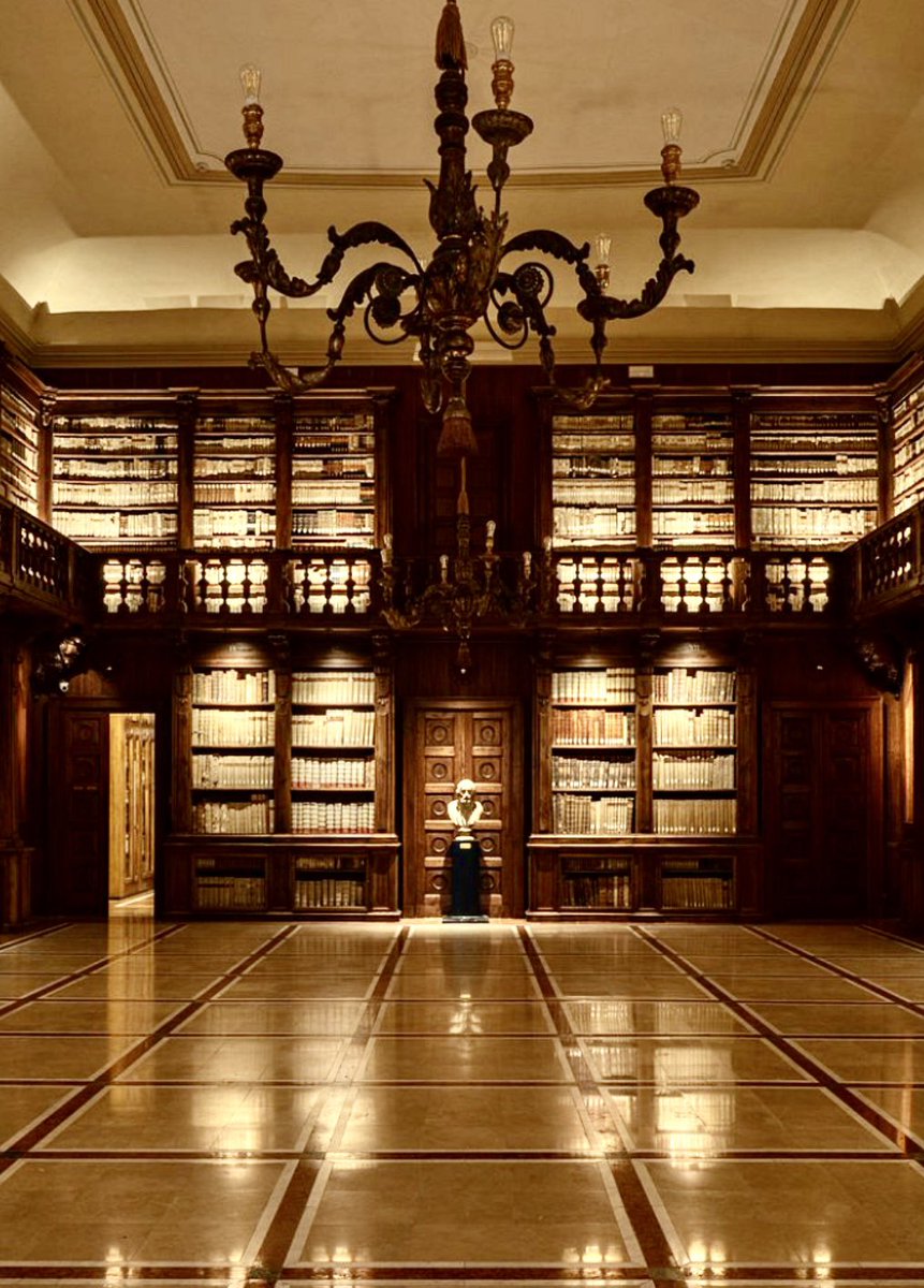 Ten historic records of Italy 🇮🇹 -🧵

1. The oldest Library in the world