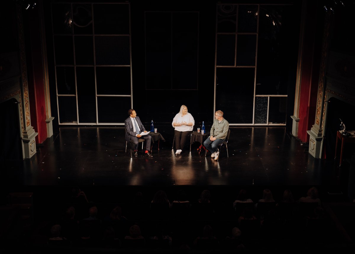 BristolOldVic's tweet photo. Yesterday’s #StageTalk was an insightful & heartfelt evening!
@garethfarr50 delved into the themes of the critically acclaimed #AChildofScience. He shared his writing process, influences, & personal experiences, including the touching reactions of his IVF twins to the play. https://t.co/bvjrjtIVyO