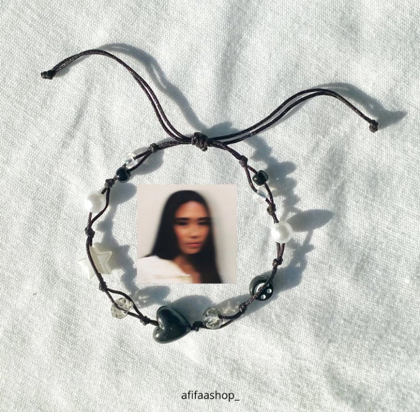 bracelet inspired by a song

-a thread

gini nih jadinya kalo lagu favorite kamu dijadiin gelang ✨💖
