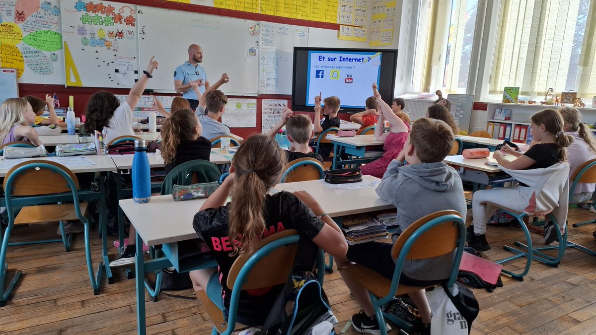 Gendarmerie_054's tweet photo. Le #PermisInternet ...avant les vacances !! Ici la COB Mars La tour avec le chef Joris, qui en a assuré la présentation à l'école primaire de Jeandelize ce 24 juin. #PermisInternet qui vise à sensibiliser les enfants à l'usage raisonné et aux risques du numérique et d'internet. https://t.co/wYwDcdLB97