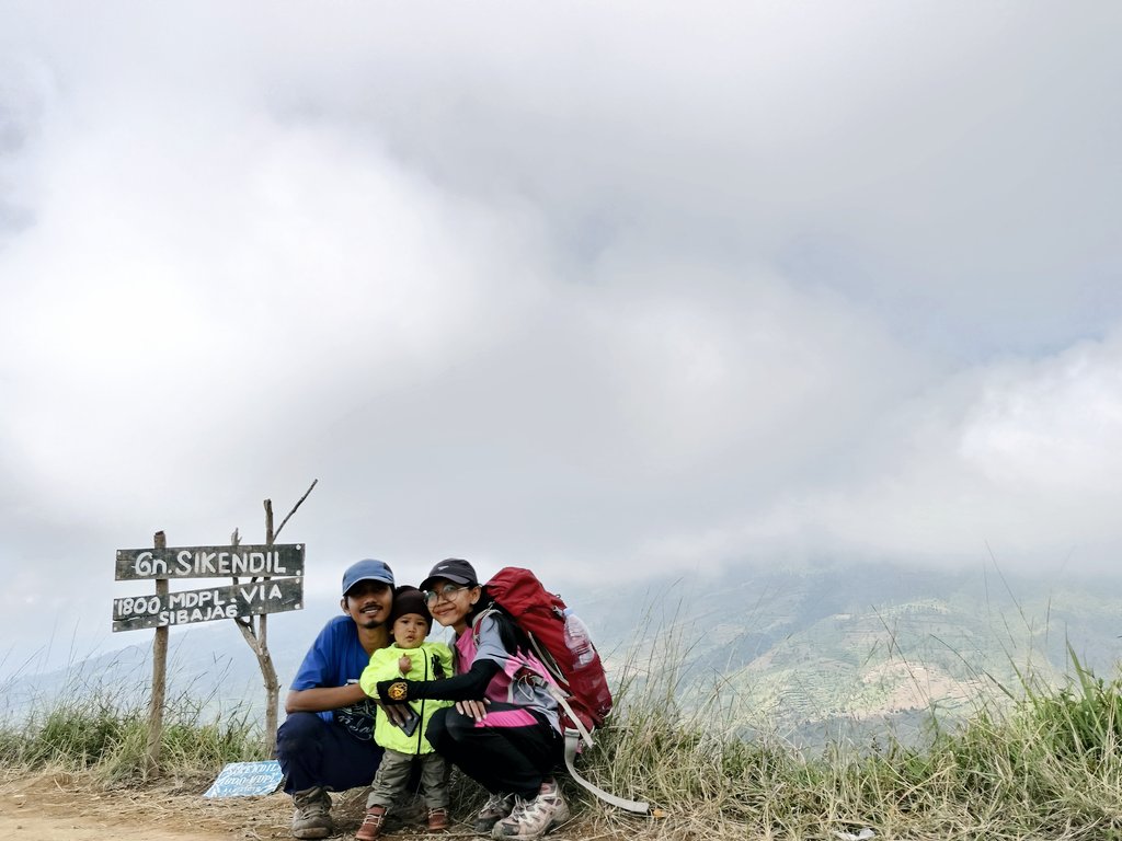 Akhirnya Arga sampai Bukit Sikendil juga 😊
Arga pengennya jalan mulu, tapi emaknya yang takut 😭