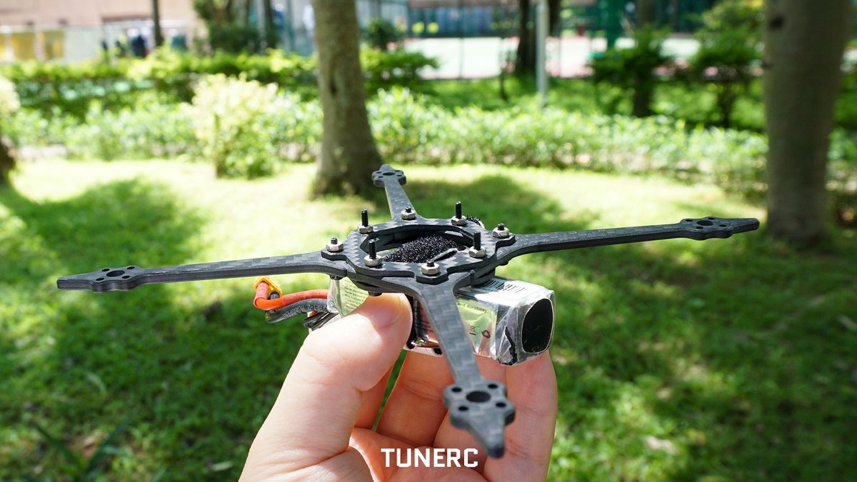 tunerc_hobby's tweet photo. 👋バッテリーの輪ゴムはもう必要ありません。
🙌3.5インチのフレームにはバッテリーストラップをフレームに通すための専用スペースが用意されているので、組み立てがすっきりします。
https://t.co/v0paFRixK9
#tunerc #fpv #fpvaddiction #fpvlife #fpvfreestyle #microfpv #fpvdrone https://t.co/qU4VWARzhY
