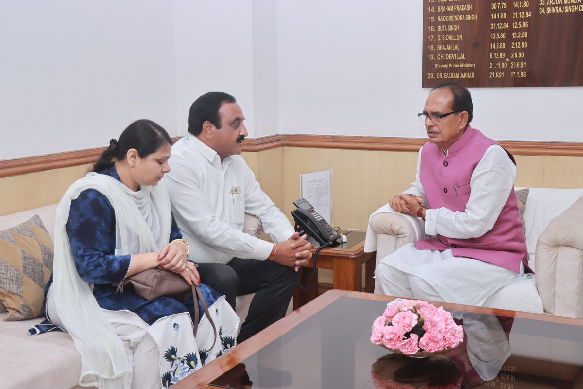 माननीय श्री <a href="/ChouhanShivraj/">Shivraj Singh Chouhan</a> जी से आज नई दिल्ली स्थित कृषि भवन में विदिशा नगरपालिका अध्यक्ष श्रीमती प्रीति राकेश शर्मा जी ने सौजन्य भेंट की।