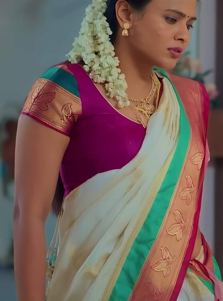 mvkrmailbox's tweet photo. వదిన చీర కట్టాక మరిది మరి విప్పాలి కదా అదే చేస్తున్న చల్లటి రోజు కసి వదిన తో https://t.co/Brx4e8FHAD