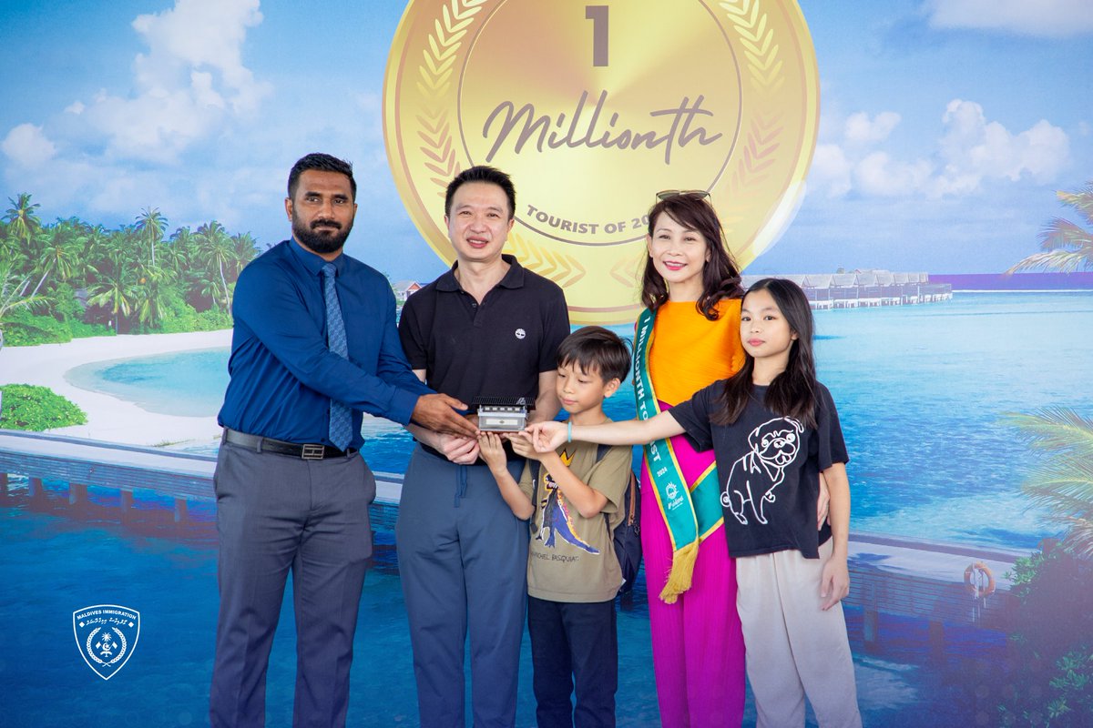 The Maldives welcomed its one millionth tourist in 2024, today.

In a special ceremony held at <a href="/VelanaAirport/">Velana Airport</a>, Deputy Controller of Immigration, <a href="/Ashfan20/">Ahmed Ashfan 🇵🇸🇵🇸</a> greeted Miss Supata Amornvivat from Thailand.

#visitmaldives #worldsleadingdestination #maldivesimmigration