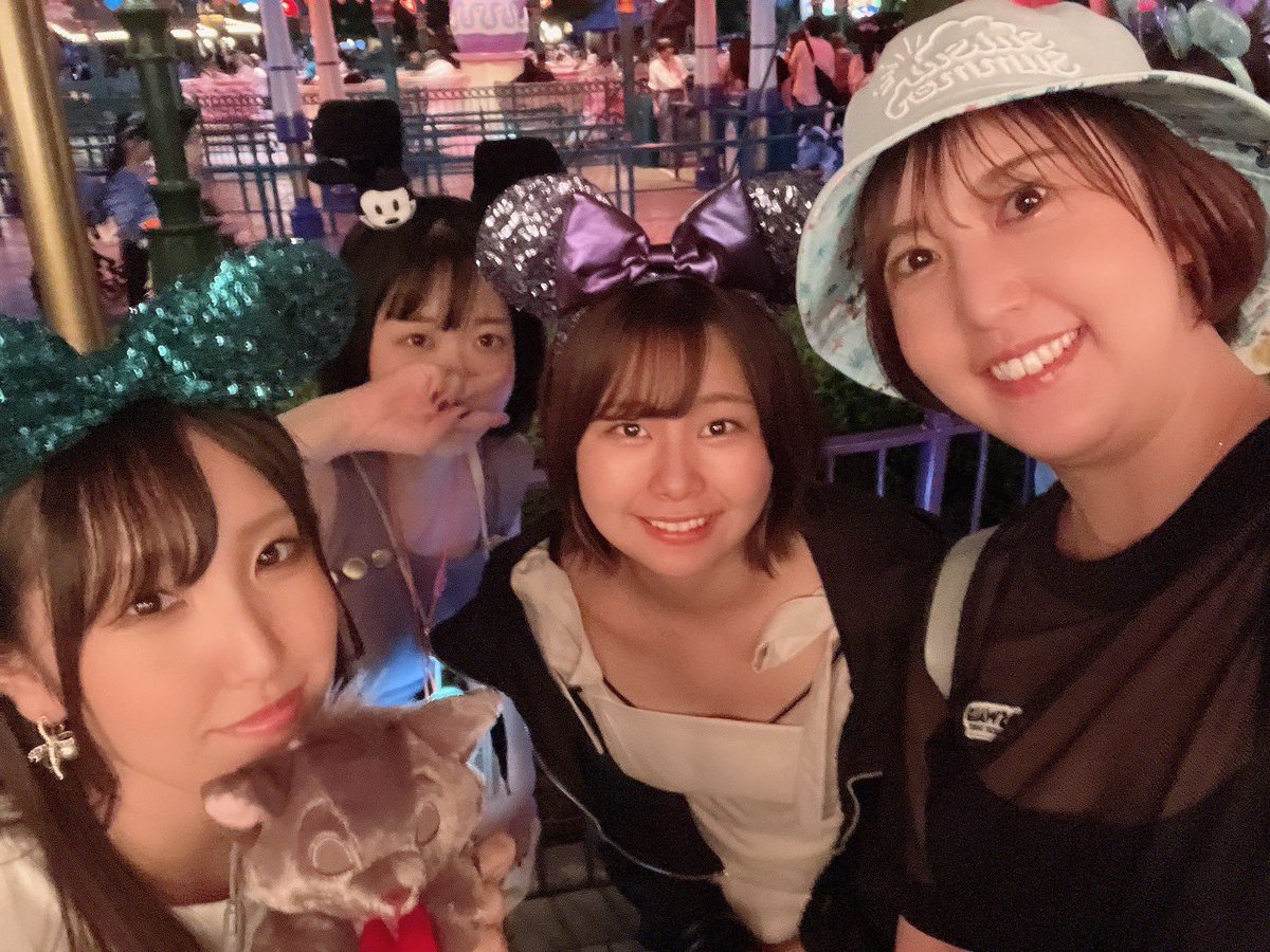 Hitomi_Ousaka's tweet photo. ディズニーランドに行ってきたよ🏰🐭
普段「大人のテーマパークSODLAND」で働いているアダルトなメンバーでしたが
最高に楽しかったです(´˘`＊)💗

咲和さん@sasaki_sawa 
れおちゃん@LEOLEO_0_0
しだちゃん@Mizuki_Shida https://t.co/14twHUw5Hb