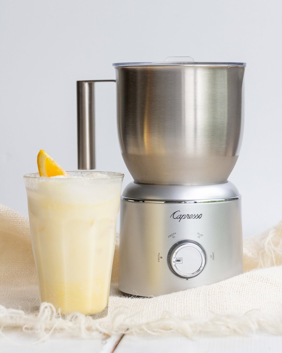 CapressoTweets's tweet image. We're in our nostalgia era ✨ Remember creamsicles? It's that, but for adults and as a drink. 

The 🍊Creamsicle Cocktail with cold froth is so easy and SO delicious and all you need is orange juice, milk, powdered sugar, ice and vodka (optional). 

capressoblog.com/2019/07/10/cre…