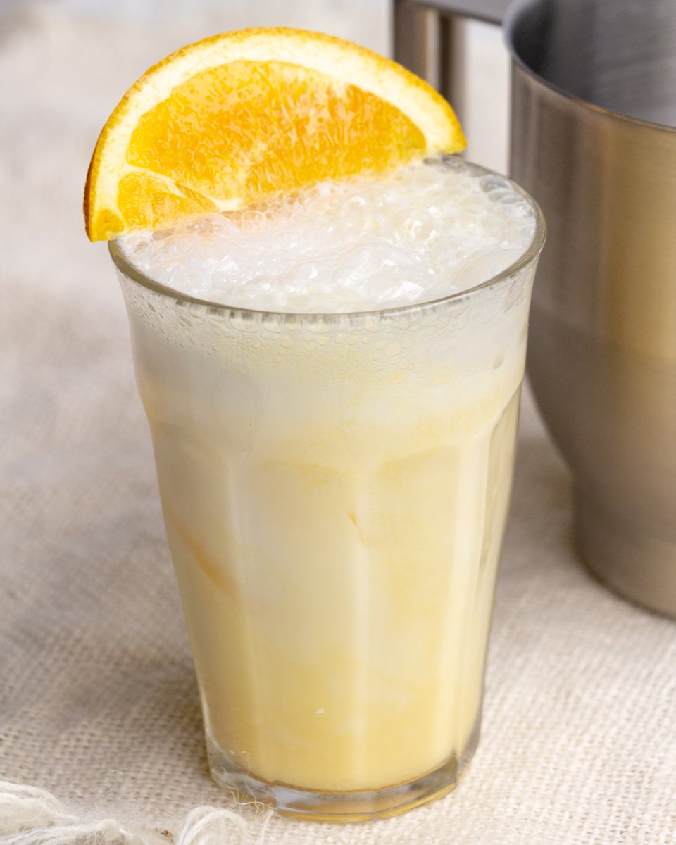 CapressoTweets's tweet image. We're in our nostalgia era ✨ Remember creamsicles? It's that, but for adults and as a drink. 

The 🍊Creamsicle Cocktail with cold froth is so easy and SO delicious and all you need is orange juice, milk, powdered sugar, ice and vodka (optional). 

capressoblog.com/2019/07/10/cre…