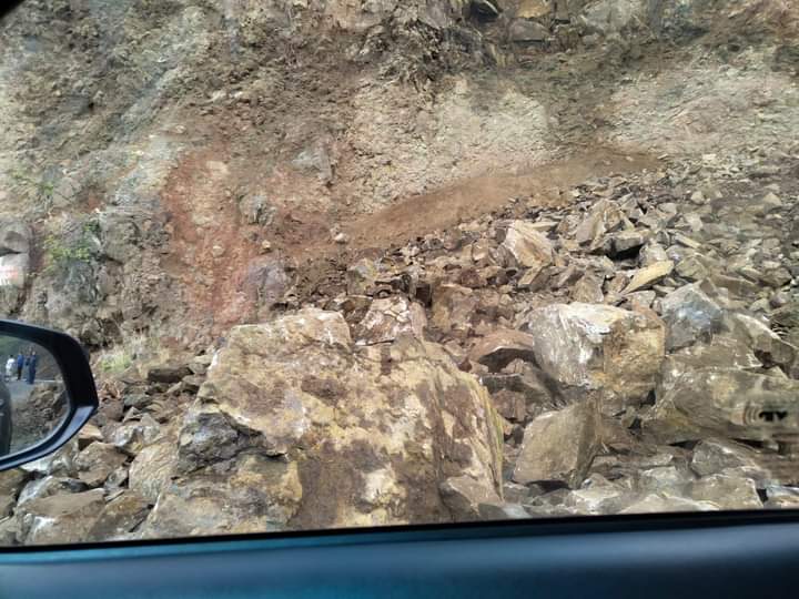 CapitalOax's tweet photo. 🚧Cierran circulación al Istmo de Tehuantepec, por derrumbe en carretera a San Dionisio Ocotepec. 

#Oaxaca https://t.co/4ByP7KzmjR