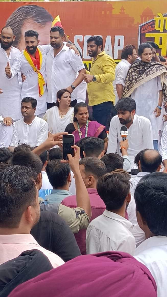 NEET पेपर लीक को लेकर भाजपा सरकार के खिलाफ यूथ कांग्रेस के कार्यकर्ताओ द्वारा जंतर मंतर पर किए जा रहे धरने में शामिल हुई। #neetscam