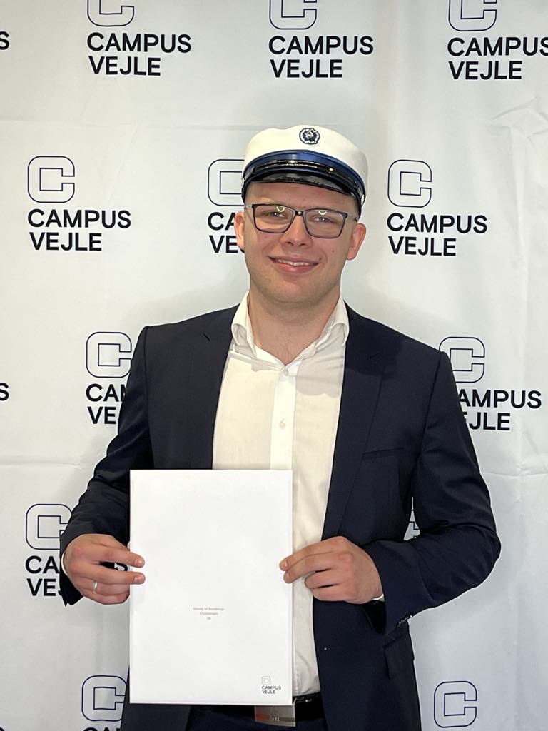 ROSENCS2's tweet image. Billede taget på den officielt sidste dag jeg stod på Campus Vejles grund. 3 hurtigt, men meget gode og lærerige år. Glæder mig til sabbatår, så jeg kan fokusere mere på CS, og så glæder jeg mig til at se hvor vi ender henne. 💪🏻