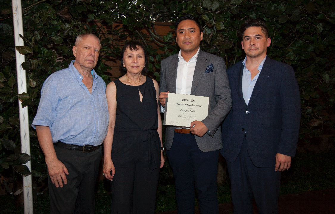 Spine Program, University of Toronto (@uoftspine) on Twitter photo Congratulations to our spine fellow and neurosurgeon Dr. Karlo Pedro on receiving the 2024 <a href="/UHN/">University Health Network</a> Sopman Humanitarian Award. Well deserved! In the picture also the Sopman family (L) and Dr. Paul Kongkham (R) #spine <a href="/UofTNeuroSurge/">University of Toronto Neurosurgery</a> <a href="/DrFehlings/">Michael G. Fehlings</a> Congratulations to our spine fellow and neurosurgeon Dr. Karlo Pedro on receiving the 2024 <a href="/UHN/">University Health Network</a> Sopman Humanitarian Award. Well deserved! In the picture also the Sopman family (L) and Dr. Paul Kongkham (R) #spine <a href="/UofTNeuroSurge/">University of Toronto Neurosurgery</a> <a href="/DrFehlings/">Michael G. Fehlings</a>