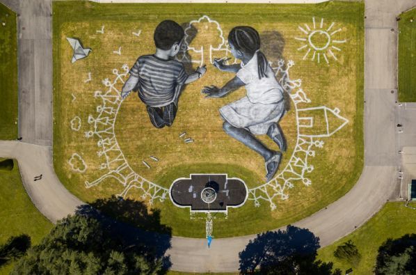 ONUGeneve's tweet photo. #EnCeJour: Il y a 4 ans, dans le parc de l'Ariana de l'@ONUGeneve, l'artiste #Saype réalisait une fresque géante écologique et éphémère représentant deux enfants dessinant leur monde idéal 🌍

«Ce n'est qu'ensemble que l'humanité pourra répondre aux défis communs» 👇 https://t.co/NlAtBeRKNT