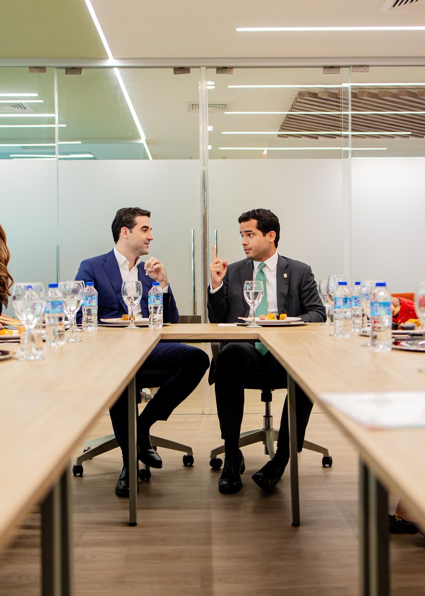 OmarLFernandez's tweet image. Me he reunido con la Junta Directiva de la Asociación Nacional de Jóvenes Empresarios @ANJE_RD, donde pudimos conversar sobre la agenda legislativa que estaremos impulsando desde el Senado, así como la visión del empresariado jóven, acerca de los temas estructurales que impactan…