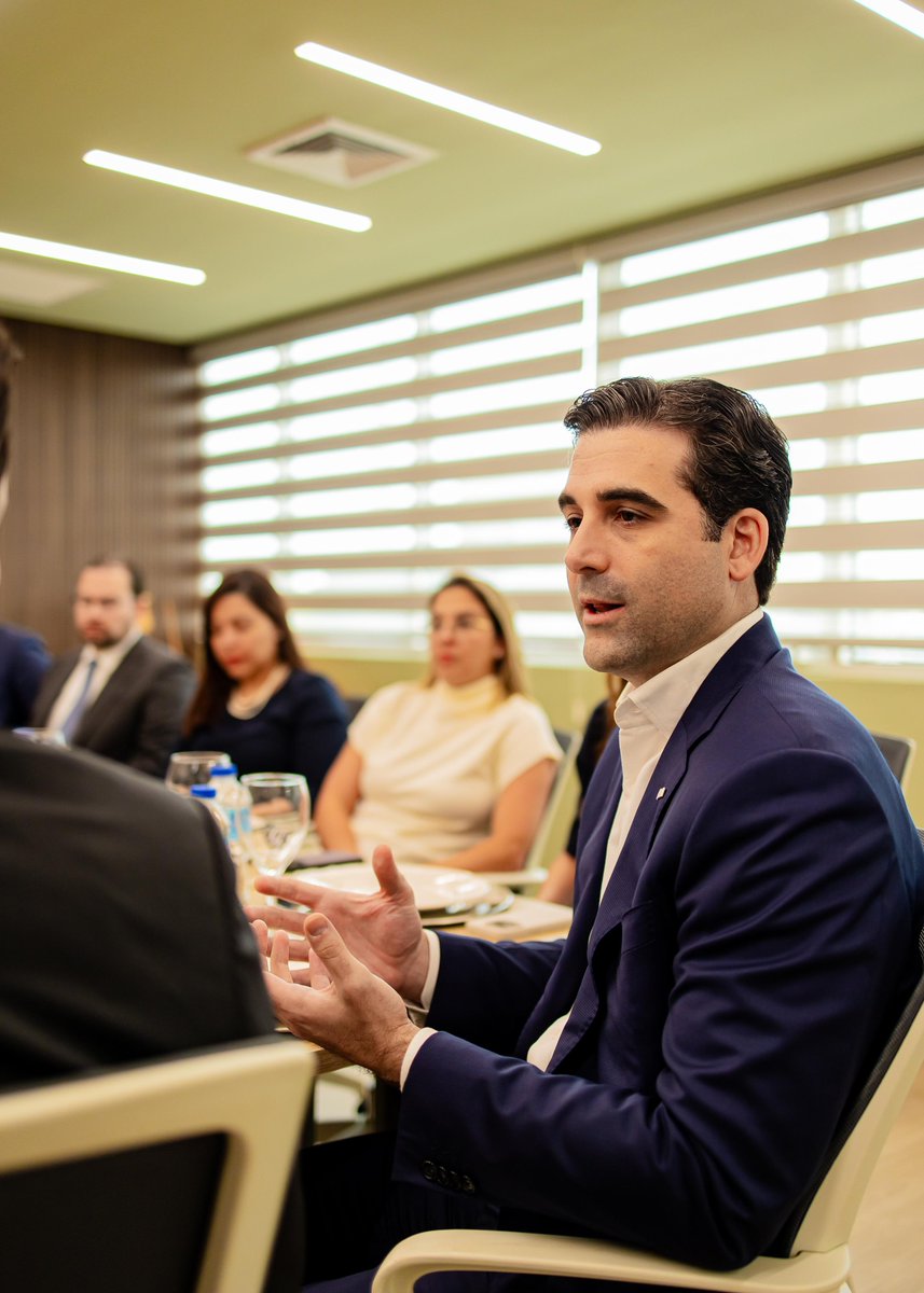 OmarLFernandez's tweet image. Me he reunido con la Junta Directiva de la Asociación Nacional de Jóvenes Empresarios @ANJE_RD, donde pudimos conversar sobre la agenda legislativa que estaremos impulsando desde el Senado, así como la visión del empresariado jóven, acerca de los temas estructurales que impactan…
