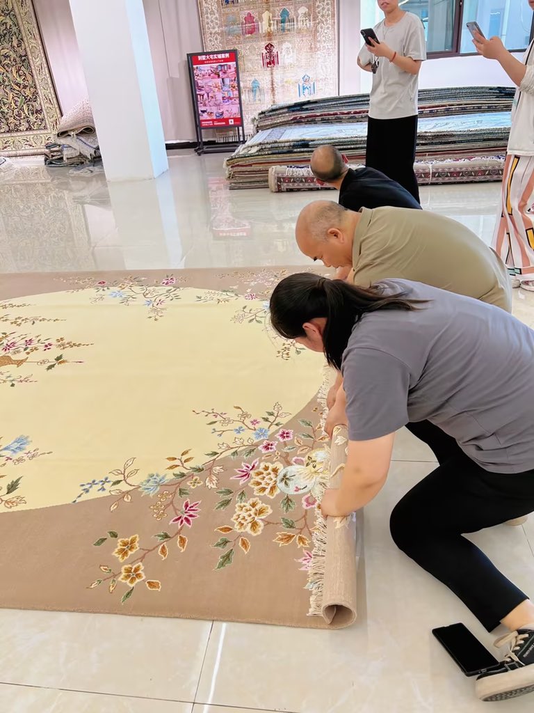 camelcarpet's tweet image. Handmade wool silk carpet to customer. #woolsilkcarpet #woolsilkrug
