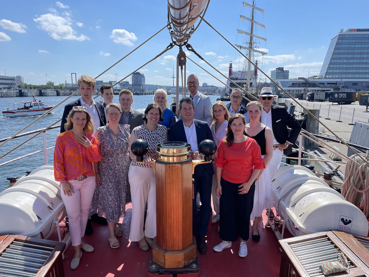 politnachwuchs's tweet photo. Strahlender Sonnenschein ☀️, segeltaugliche Windbedingungen &amp; angeregte Gespräche - so sollte ein Empfang auf der Kieler Woche sein. Und so war es auch beim traditionellen Empfang des Kieler Presse Klub, der auch den #Politiknachwuchs auf die Thor Heyerdahl eingeladen hatte. https://t.co/qMuBTCsFk8