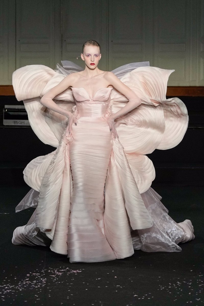pradapearll's tweet photo. cheney chan fw24 couture  —  a romantic poetry expressed through the most gorgeous gowns filled with flowers and butterflies. i’m truly in love with this spectacular work and the way he uses elements of nature to create true masterpieces 🌸🦋 https://t.co/WaBNLOdIzD