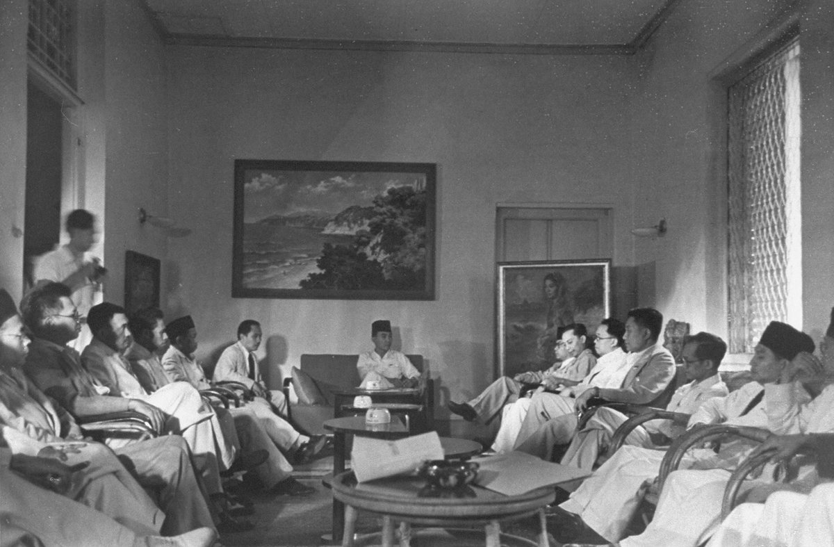 potretlawas's tweet photo. Potret bertiga Sjahrir, Sukarno, dan Hatta tsb jepretan John Florea, jurnalis majalah Life, di di Pegangsaan Timur 56 Jakarta.

Tanggalnya kemungkinan besar 26 November 1945, bukan Desember seperti ditulis di alt 🙏, bersamaan dg rapat kabinet Sjahrir yang baru 2 minggu dibentuk. https://t.co/MxQlK9p6nB
