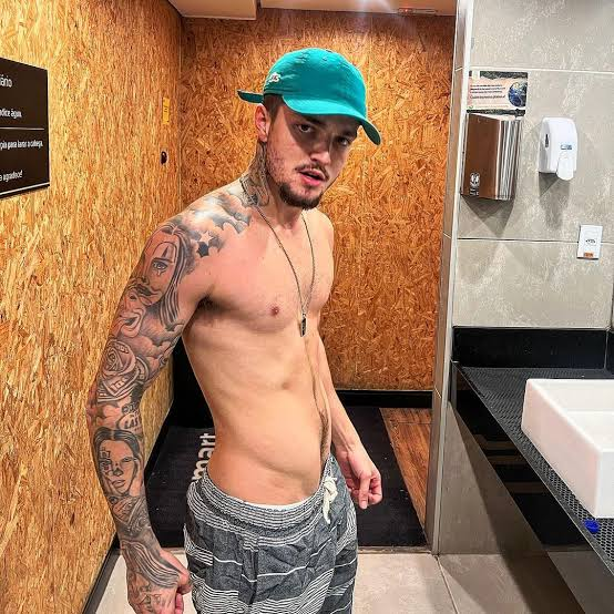 poptime's tweet photo. MEU DEUS! O ator de filmes de amor intenso Erick Diaz convidou Juninho (o genro) para uma collab em plataforma adulta 🗣️ https://t.co/4oSUZzlK82