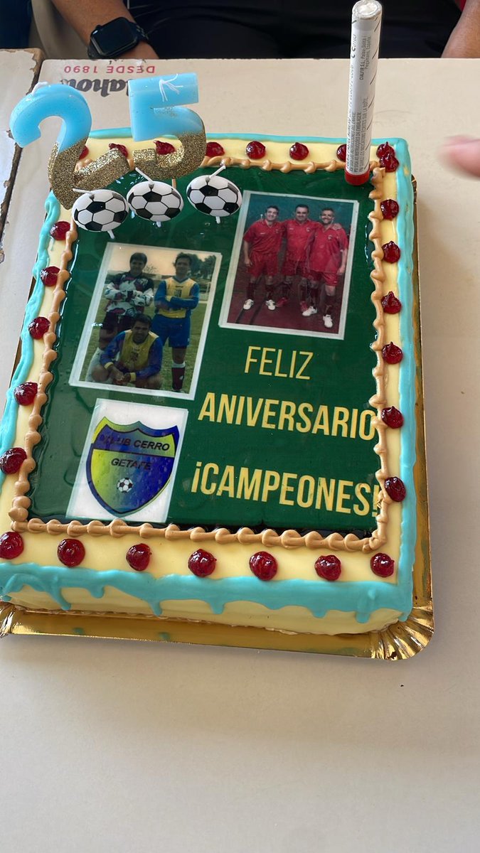 CerroGetafeFS's tweet photo. 🎂 Gabi, se encargó también de deleitar a todo el equipo con está majestuosa tarta para celebrar el #25AniversarioCerroGetafe.

😅 Tan detallista con decoraciones y fotos de los comienzos del Cerro, que daba pena hasta comérsela.

SPOILER, cayó igual 😋

#VamosCerro🔰 https://t.co/brQHoNrIOj