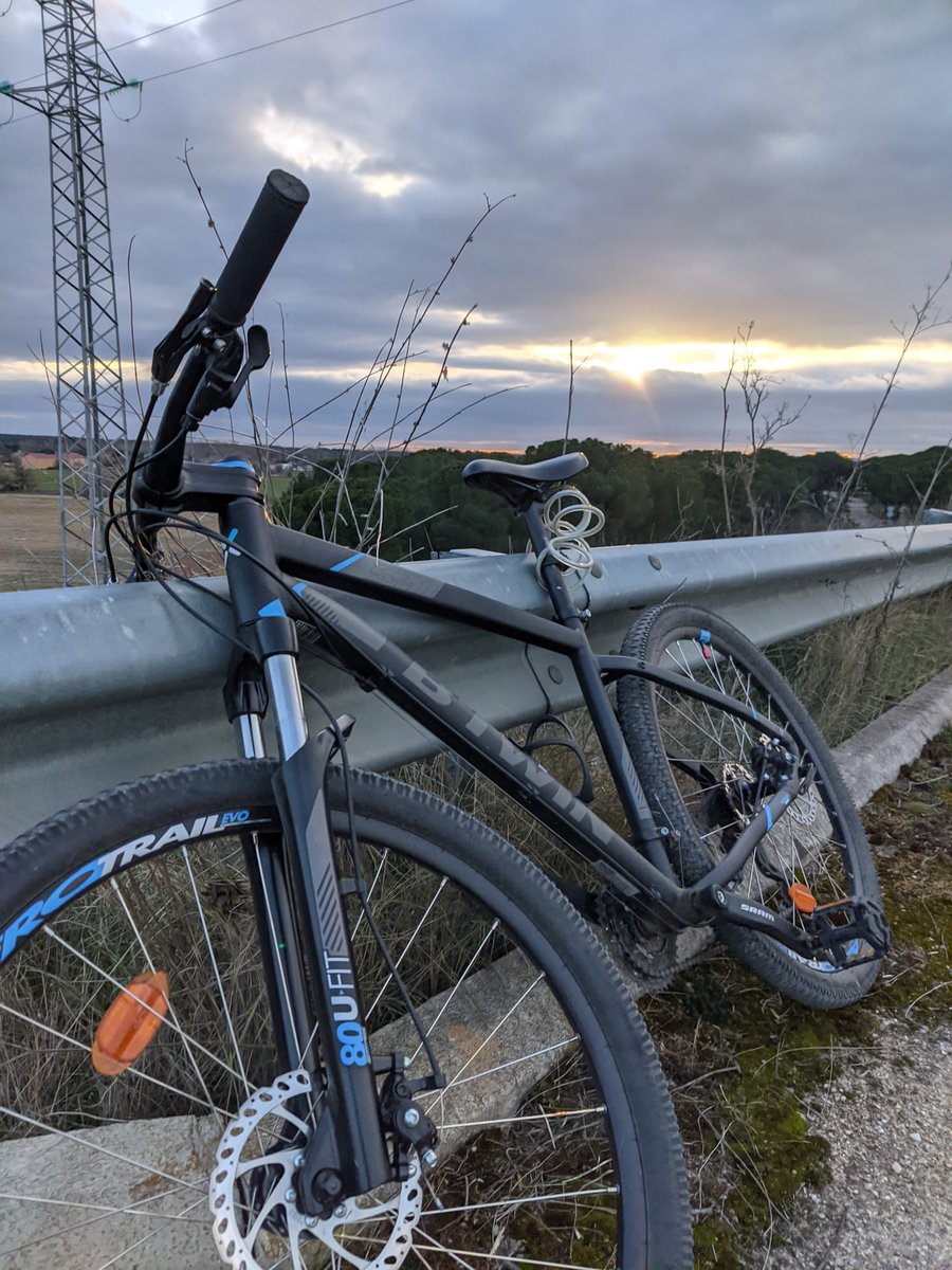 Seergiovs's tweet photo. Ayer por la tarde me robaron la bici en la puerta del Palero, Valladolid.

Difícil recuperarla, pero es importante denunciar algo cada vez más habitual, ya que son varios casos en estas últimas semanas en este mismo sitio.

Se agradece rt 🙏🏼 https://t.co/LCBdHg7lN7