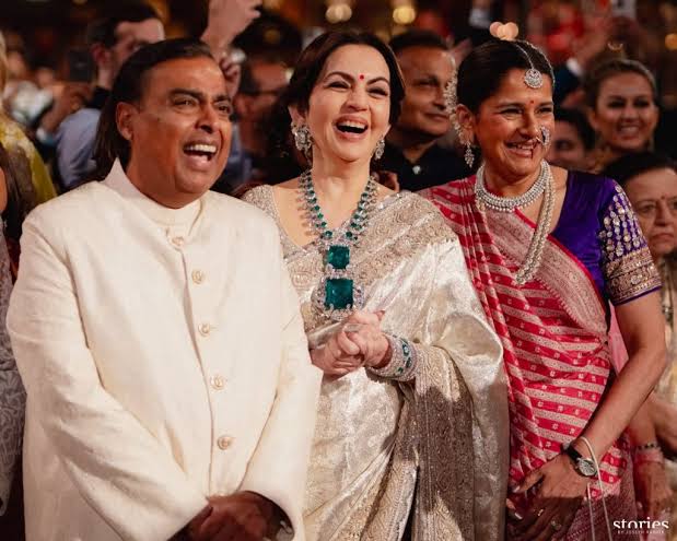 जब कुछ दिन पहले मुकेश अंबानी के बेटे अनंत अंबानी की शादी का प्री वेडिंग फंक्शन हो रहा था तब आप लोग तो दूर से देखकर ही खुश थे

पहला प्री वेडिंग जामनगर में था तो दूसरा क्रूज पर जिनमें करोड़ों रुपए खर्च हुए

अब ख़बर आ रही है कि 

Jio ने अपना टैरिफ रेट 25% तक बढ़ा दिया है, अब अंबानी