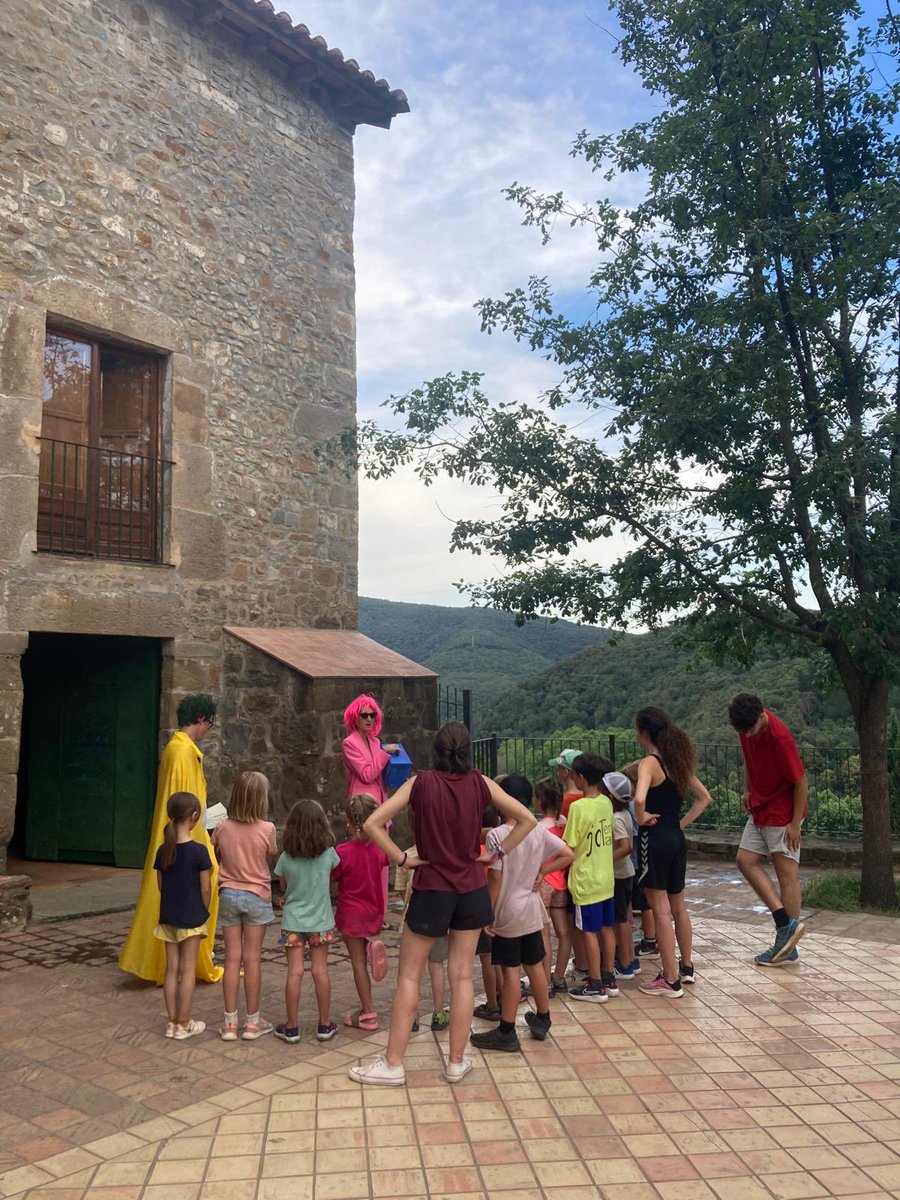 El grup de MINIS ja ha dormit la seva primera nit🌙 a Sant Aniol de Finestres!🏡🤩

Avui els ha visitat la directora Popi🧙🏻‍♀️, per donar-los la benvinguda a l’✨escola de màgia✨🪄, juntament amb l’Aniolet, el mag sense barret🎩.

Quines aventures viuran durant aquests dies❓