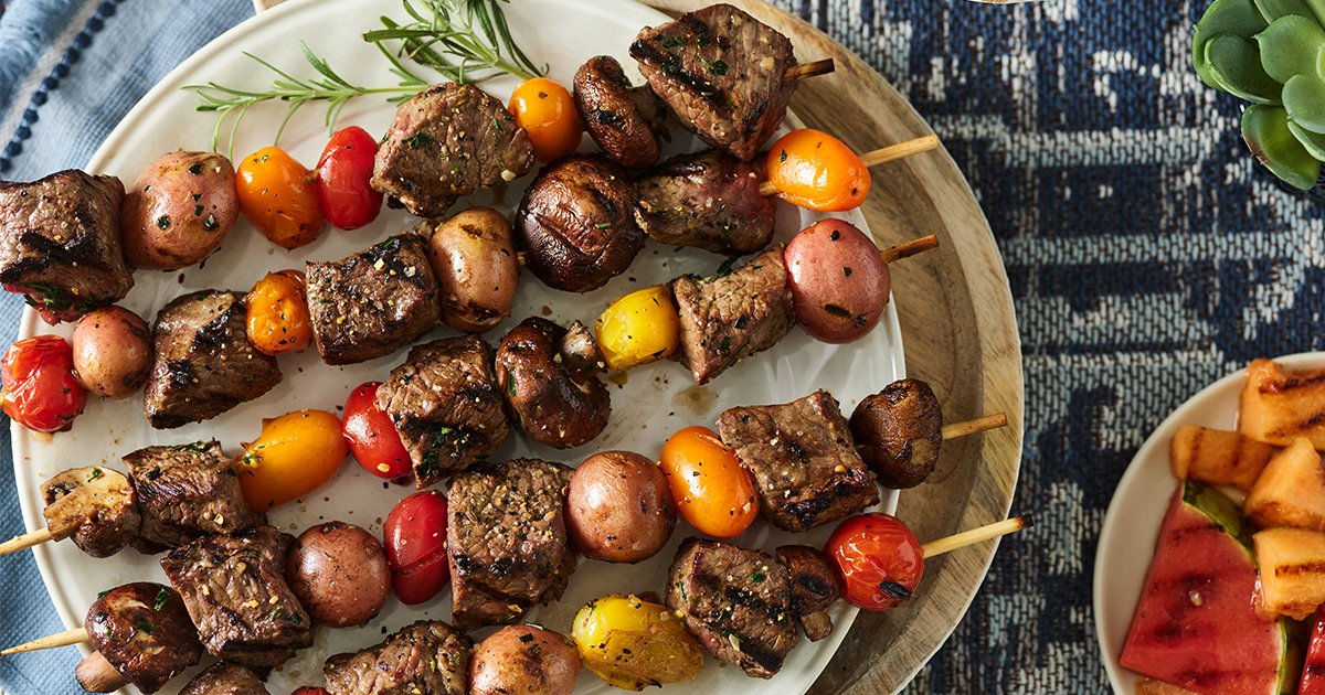 OHIOBEEF's tweet image. July is #nationalgrillingmonth and we’ve got the perfect recipe to celebrate.
Try these mouthwatering Grilled Sirloin Steak Kabobs with Garlic Rosemary Butter. 
Recipes at Ohiobeef.org
#grilling #kabobs #beef #recipe