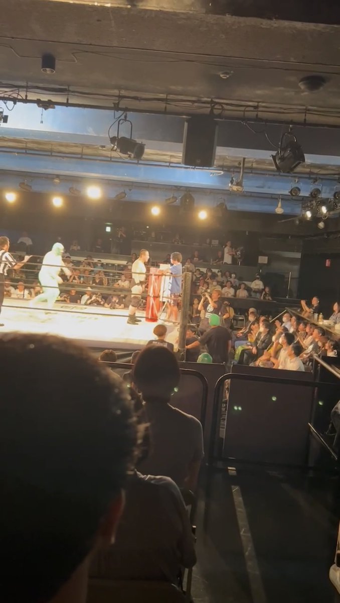 boukenmin's tweet photo. 髙木三四郎 vs スーパー・ササダンゴ・マシン ワンマッチ興行にて、
サプライズ体験シートを購入させていただきました！
5年前にDDTの入門テストを落ちて終わったはずの夢に、こんな結末を迎えさせてくれてありがとうございました！
憧れのリングに立てて嬉しかったです！
#髙木vsササダンゴ
#ddtpro https://t.co/0K8VHA8v5B