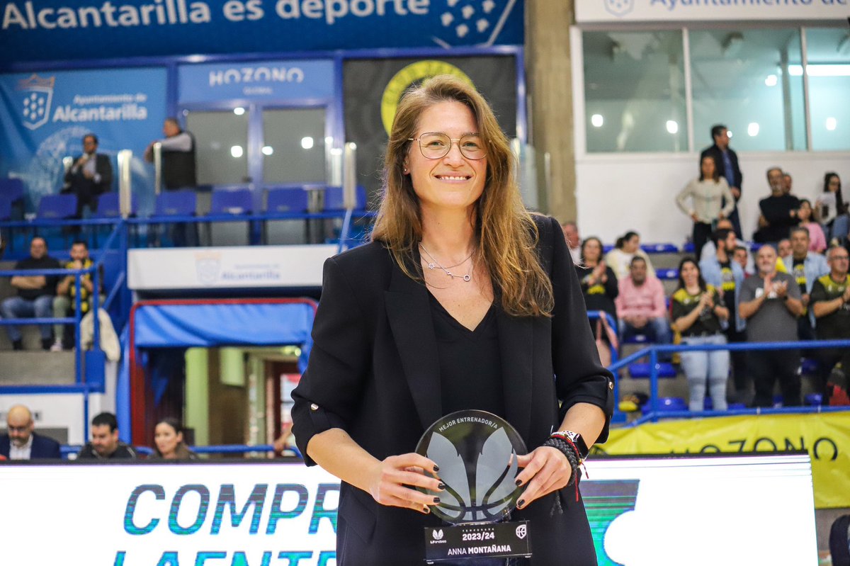 4 meses intensos y de metas conseguidas.

4 meses de trabajo y superación para llegar a conseguir CONEXIÓN, disfrute y EQUIPO.

Muchas gracias por el apoyo y la confianza a Alcantarilla, a la AFICIÓN y sobre todo a las JUGADORAS.

Mis recuerdos serán siempre🔝🔥
#seguimos