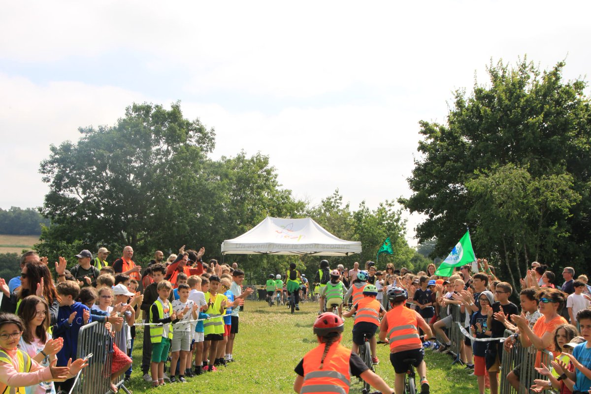 À quelques jours du grand départ du <a href="/LeTour/">Tour de France™</a> de France, l'étape du jour de #AVéloVerslesJeux arrivait à <a href="/change53/">Ville de Changé</a> en <a href="/lamayenne/">La Mayenne, le Département</a> où les enfants et les adultes ont célébré les valeurs olympiques autour des jeux proposés par la <a href="/DSDEN53/">DSDEN de la Mayenne</a> et <a href="/UsepMayenne/">USEP Mayenne</a>.
…ation-medias-information.ac-nantes.fr/aveloverslesje…