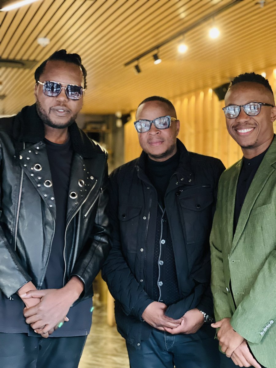 Dining with royalty

<a href="/Mayibuye1/">Mayibuye</a> x <a href="/McGee_keys/">M c G e e k e y s</a> 👑

@solo_sandton
#DiningtunesWithBoisanza #DiningTunesAtSolo #SoloSanndton