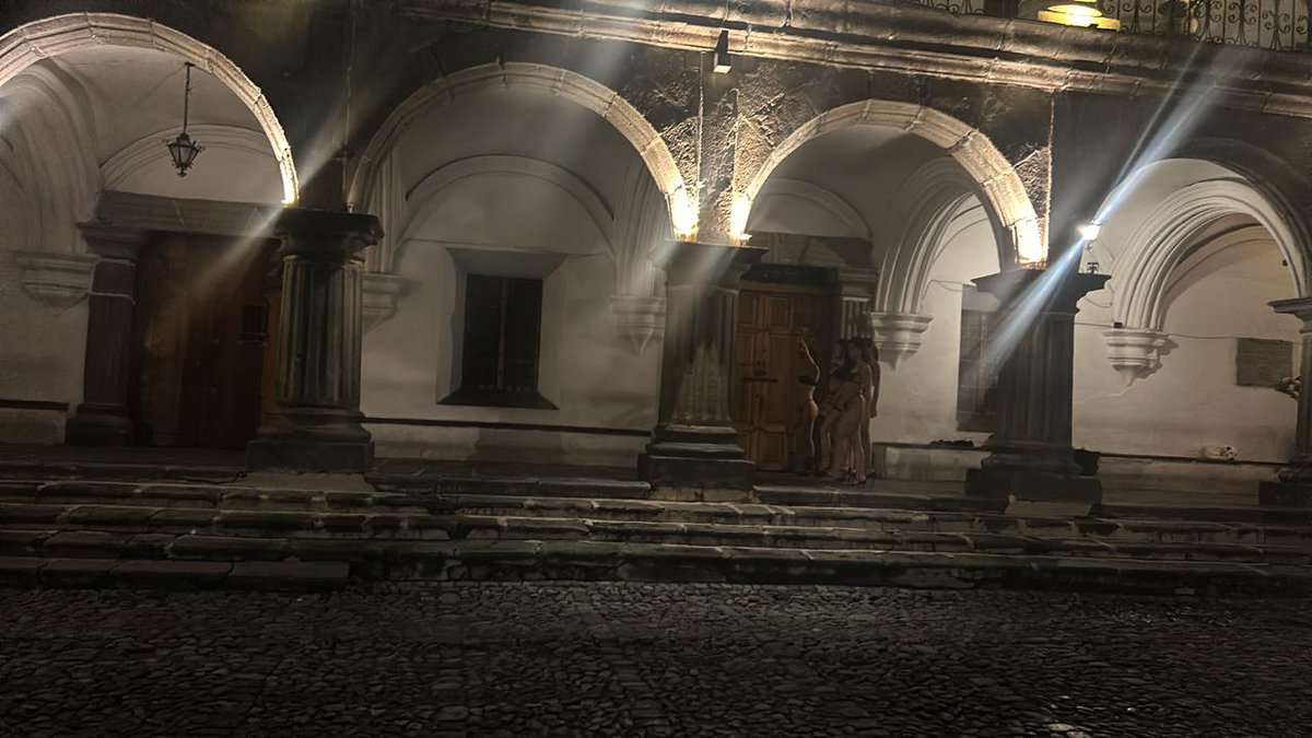 ImpactoNoticiGT's tweet photo. Mientras tanto, en las noches de Antigua Guatemala.

Se desconoce el contexto de las imágenes, pero en la Ciudad Colonial hace mucho que en las noches comúnmente pasan cosas como estas. https://t.co/Ui1vExL6Fo
