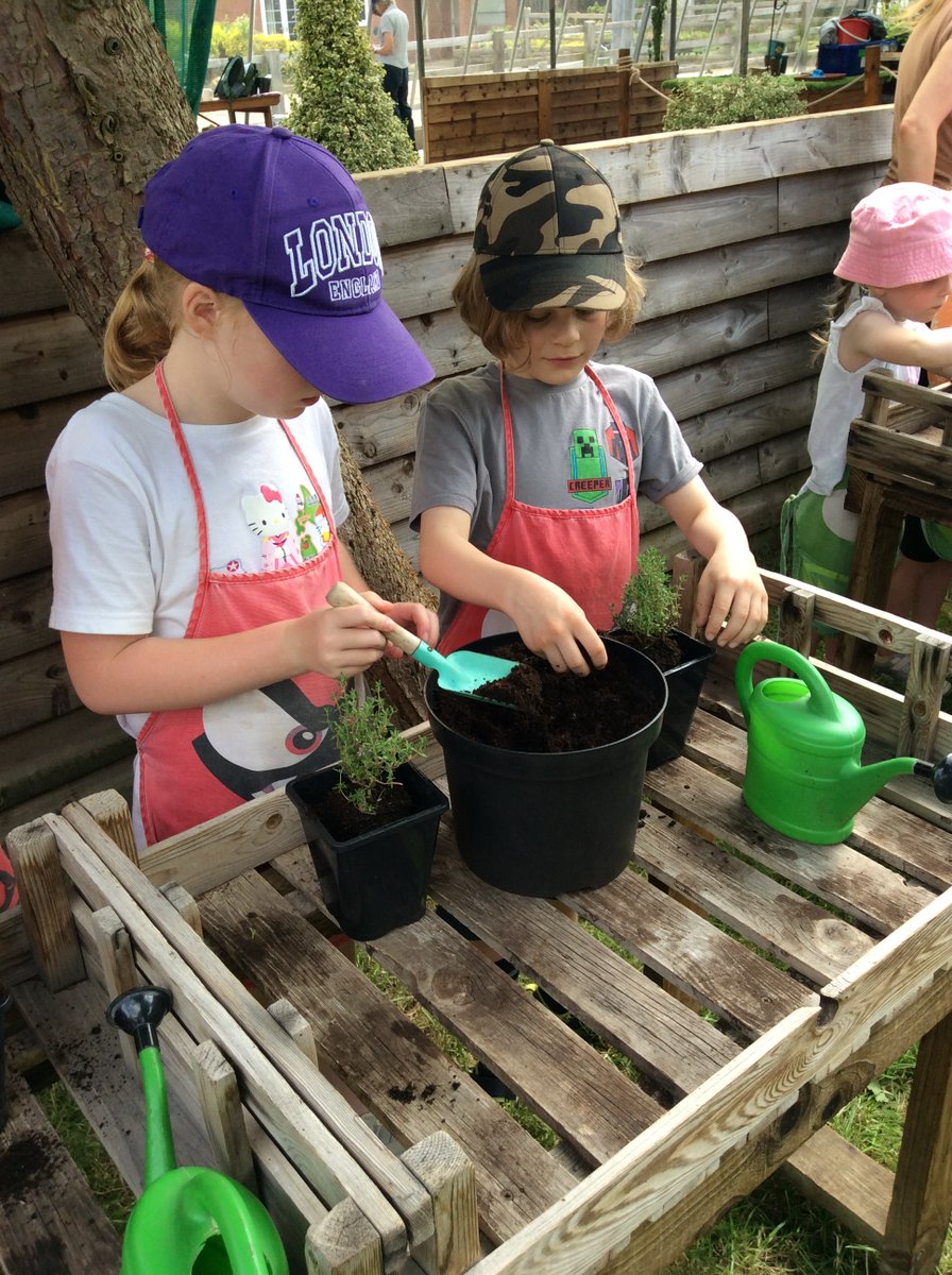 AppleySaintsCE's tweet photo. #ABASY3 Year 3 had a great time in the sunshine at 'Bring Yer Wellies.' @WN6_Mums @FriendsPrimary #ABASSc https://t.co/XFavpGf27d