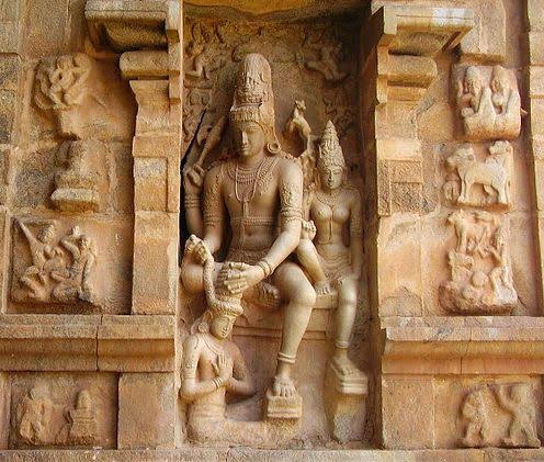 Vaiyatharayan's tweet photo. சைவம்!!!

திருக்கோவில்களில் எப்படி சாய்பாபாவை வைக்க கூடாதோ! அதேபோல் தான் சைவ திருக்கோவில்களில் ஆதி சங்கரர், காஞ்சி பெரியவரையும் ��ைக்க கூடாது!

இதை சொன்னால் உடனே ஒற்றுமை கெட்டுவிடும் இதெல்லாம் பிளவு என்று பேசுபவர்களுக்கு சம்பிரதாயங்கள் பற்றியோ, ஆகமங்கள் பற்றியோ எந்தவித அடிப்படை புரிதலும் இல்லை. இவர்கள் கோவில் என்பதன் அடிப்படை கூட தெரியாமல் வெறுமென தங்களை இந்து என கூறிகொள்பவர்கள்.  

ஒரு பொய் பிரச்சாரத்தை வேறு ஸ்மார்த்தர்கள் உருவாக்கி வைத்திருக்க���றார்கள் அதாவது சைவ,வைணவர்கள் எல்லாம் அடித்து கொண்டிருந்தார்கள் என்றும் அதை ஒன்றாக்கியவர் ஆதிசங்கரர் என்று! எவ்வளவு பெரிய பொய் இது. 

ஸ்மார்த்தர் என்பது தனி சிந்தனை மரபு உடையவர்கள் அவர்களுக்கும் சைவர்களுக்கும் எந்த தொடர்பும் இல்லை.

இங்கு சைவர்களுக்கு தனி சம்பிரதாயம் உண்டு, வைணவர்களுக்கு தனி சம்பிரதாயம் உண்டு இதுபோல பல மரபுகள் இங்கு உண்டு. இந்த மரபுகள் தான் இவர்கள் கூறும் இ���்துக்களின் அடிப்படை என்பது கூட இங்கு இவர்கள் அறிந்திருக்கவில்லை.

இதில் ஸ்மார்த்த சம்பிரதாயத்தினர் தொடர்ந்து தங்கள் அடையாளங்களை சிவாலயங்களில் திணிக்கும் முயற்சிகளில் ஈடுப்பட்டு வருகின்றனர். அதில் குறிப்பாக சைவ சமயத்துக்கு தொடர்பில்லாத ஆதிசங்கரர், காஞ்சி பெரியவர் அடையாளங்களை சைவ திருக்கோவிலுக்குள் திணிக்கும் அவர்களின் அரசியல் நுட்பமானது.

இங்கு வள்ளலார் உட்பட பலரையு���் சைவ திருக்கோவில் அடையாளங்களில் கொண்டு வருவது மரபல்ல என்பது தான் சைவர்கள் வாதம். வள்ளலார் மதிக்கதக்க பெரியார் ஆனால் அவரின் சிந்தனை மரபு வேறு! வள்ளலார் தனித்த சிந்தனை மரபை உருவாக்கியுள்ளார். அந்த சிந்தனை மரபின் மீது நமக்கு மதிப்பு உண்டு. ஆனால் சைவ திருக்கோவிலில் அவரின் அடையாளத்தை வைப்பது மரபல்ல. 

அதேபோல் தான் சைவ திருக்கோவில்களில் ஆதிசங்கரரையும் ,காஞ்சி பெரியவரையும் வை��்பது மரபல்ல. அவர்களே இதன் வேறுபாட்டை விளக்கி கூறியுள்ளார்கள் என்பது குறிப்பிடதக்கது. இருந்தாலும் அப்படிதான் செய்வோம் என்று செய்கிறார்கள் ஸ்மார்த்தர்கள்.

ஸ்மார்த்த சிந்தனை மரபுக்கும் சைவ சிந்தனை மரபுக்கும் உள்ள வேறுபாட்டை காஞ்சி பெரியவரே எழுதியுள்ளார். இதை எல்லாம் இந்து ஒற்றுமை பேசுபவர்கள் படித்து தெளிந்த பிறகு தான் இந்த விவாதங்களுக்கு வர வேண்டும்.

சைவத் திருக்கோவில்களில் சைவ சமய ஆச்சாரியர்கள் அடையாளங்களை தவிர ஏனையவர்கள் அடையாளங்களை வைக்க கூடாது! 

சைவ சமய சிந்தனை மரபு பற்றிய தெளிவு இருந்தால் மட்டுமே இது புரியும். இங்கு சிந்தனை மரபுகள் பல உண்டு அதில் சைவ சித்தாந்தம் தனித்த ஒரு சிந்தனை மரபு.

இந்தியா முழுக்க சைவ சிந்தனையை வளர்த்தவர்கள் சைவர்கள். இன்று இந்துமதம் என கூறப்படுவனவற்றில் பெரும்பான்மை சைவ சமயத்தின் வேர்களை தான். 

சைவம் அன்றை இந்��ியாவின் அரச மதம்!

காசுமீரத்தில் சிவன் கோவில்களும் பல்வேறு மடங்களும் சிறப்புற்றிருந்தது. நேபாளத்தில் சைவ மதம் தனிச் சிறப்பை பெற்றிருந்தது. 

அடுத்து மாளவம், இராஜபுதனம் இவற்றை ஆண்ட மன்னர்கள் சைவர்களாகவே இருந்தனர். கெளட தேசத்தில் இருந்த சிவாச்சாரியர்கள் அரச குருமார்களாகவும் இருந்துள்ளனர். 

அதேபோல பஞ்சாப் பகுதியை ஆண்டவர்களும் சைவர்களாக விளங்கியவர்கள். அங்கு பல்வேறு சைவ மடங்களும் லகுலீச பாசுபத துறவிகளும் இருந்துள்ளனர். ஹெய்ஹயர், காகதீயர், சாளுக்கியர் வரை சைவர்களாகவே இருந்தனர். இவர்களெல்லாம் சிவநெறியில் சிறந்து விளங்கியவர்கள். இவர்களின் குருமார்களாகவும் சைவர்களே விளங்கினார்கள்.

தமிழகத்தின் சோழர்கள், பல்லவர்கள் பற்றி சொல்ல வேண்டியதே இல்லை. சைவ சமயத்தின் பெருவளர்ச்சிக்காலம் சோழர்கள் காலம் எனலாம். 

இப்படியான வரலாற்று பின்னணி சைவர்களுக்கு உண்டு. சொல்லபோனால் இன்று இந்தியாவில் பெரும்பான்மையோர் இந்த மண்ணின் பண்பாட்டுடன் இருக்க காரணமே சைவ சமய வழிவந்த பேரரசுகள் தான். 

இன்று இந்த வரலாறு எல்லாம் தெரியாதவர்கள் தான் ஸ்மார்த்த சமயத்தவர்களின் போலி பிரச்சாரங்களில் மயங்கி சைவ சமயத்திற்கு முரணான பல செயல்களை செய்து வருகிறார்கள். 

முதலில் இந்து எ��்று கூறிகொள்பவர்களுக்கு சமய கல்வியும், தத்துவங்கள் பற்றிய புரிதலும் ஆகம விதிகள் பற்றிய விழிப்புணர்வும் தேவை. அப்போது மட்டும் தான் இதெல்லாம் புரியும்...