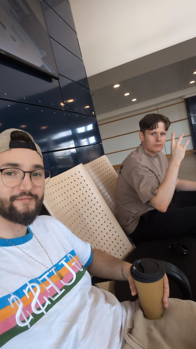 Travelling to Stockholm for the 10k Gillette x Alliance LAN and this fucker shows up in unnaturally thick sweatpants on one of the hottest days we've had this year simply build different <a href="/Roligan12/">Magnus</a>
