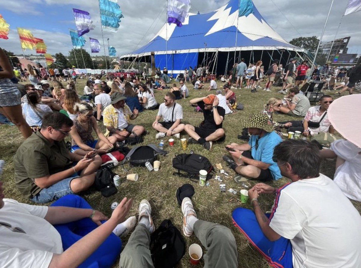 📸 • Louis em uma rodinha com amigos no Glastonbury! Oh, to be there…