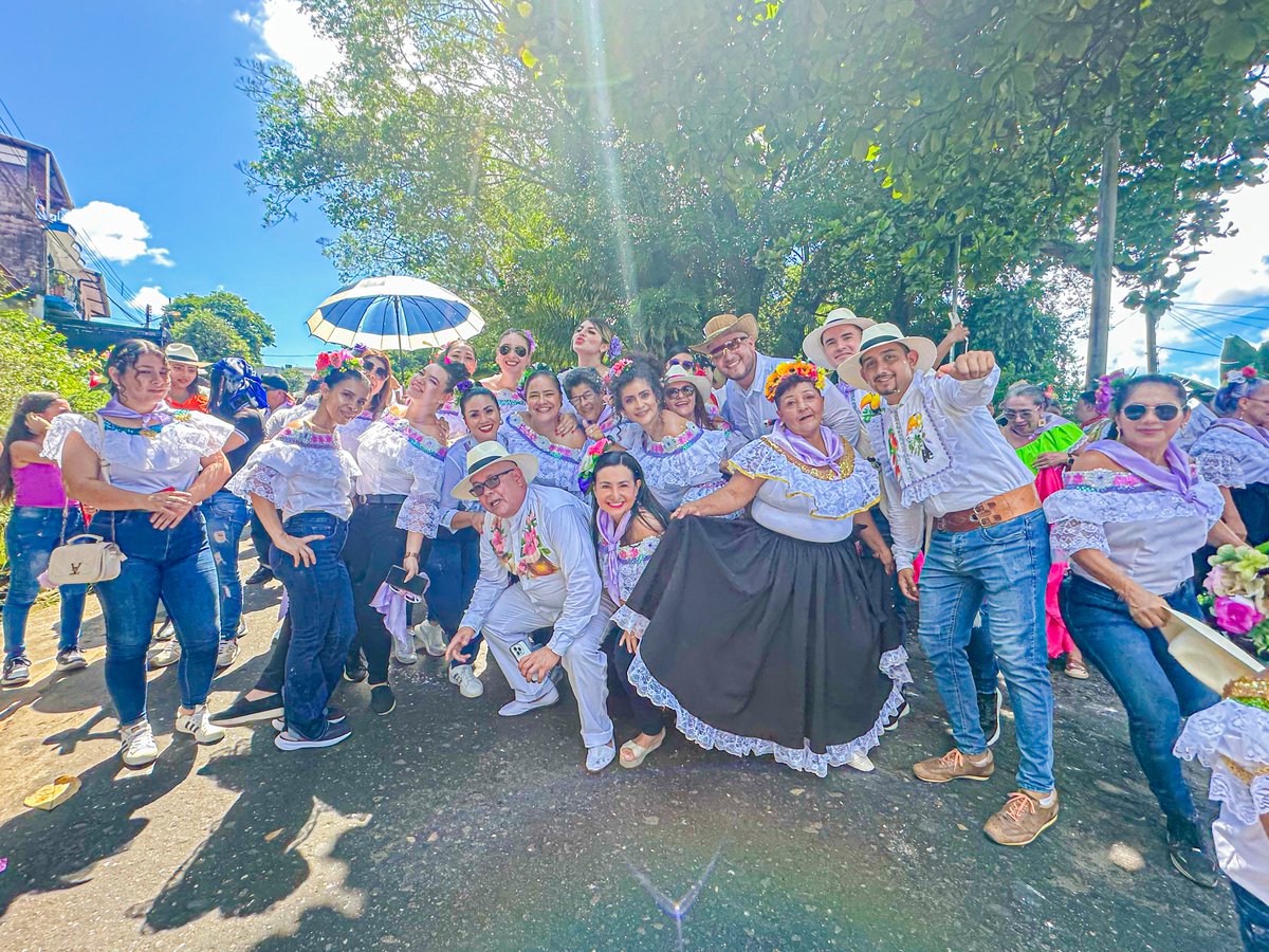 Servaf_sa_esp's tweet photo. #Florencia vive el Festival; #SERVAFpresente en el desfile. Así hacemos grande a Florencia.
#sanpedroenelCaquetá  #fiestassanpedrinas #SanpedroFlorencia

SERVAF 
Agua, valiosa para la vida ¡Cuídala! https://t.co/vjtFCVlQKx